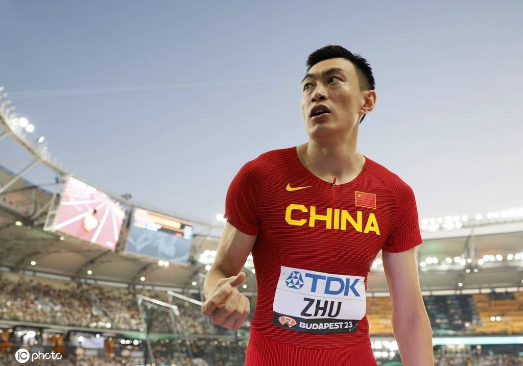 “我们是一支非常年轻的球队，现在正处于一个困难的时刻。